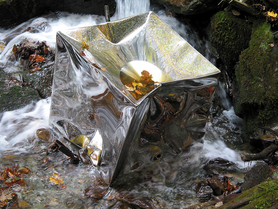 Garten-Skulptur aus spiegelpoliertem Edelstahl