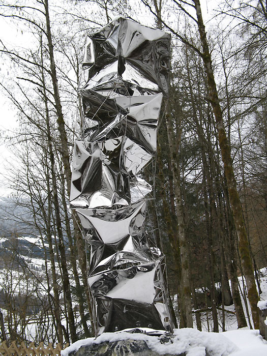 Moderne Gartenskulptur aus spiegelpoliertem Edelstahl