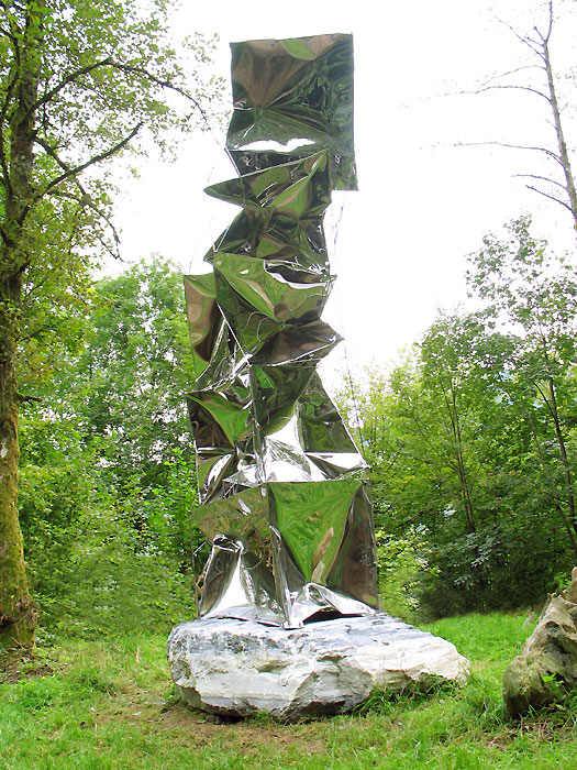 Moderne Skulptur aus spiegelpoliertem Edelstahl